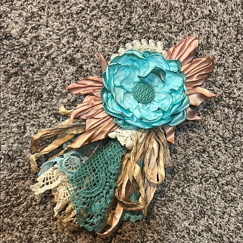 Elegant flower pin